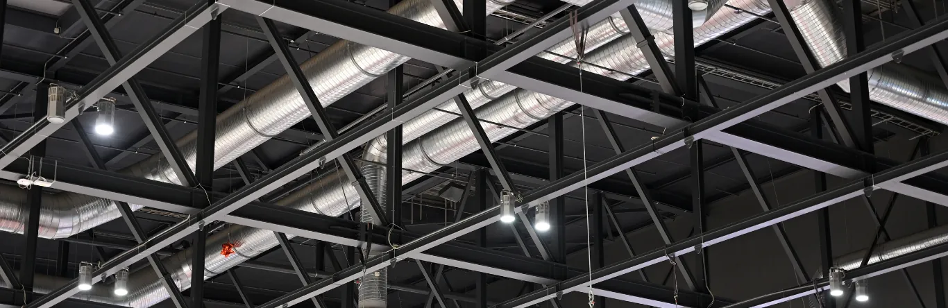 Luminaires et gaines suspendus en plafond technique, équipements du lot courant fort